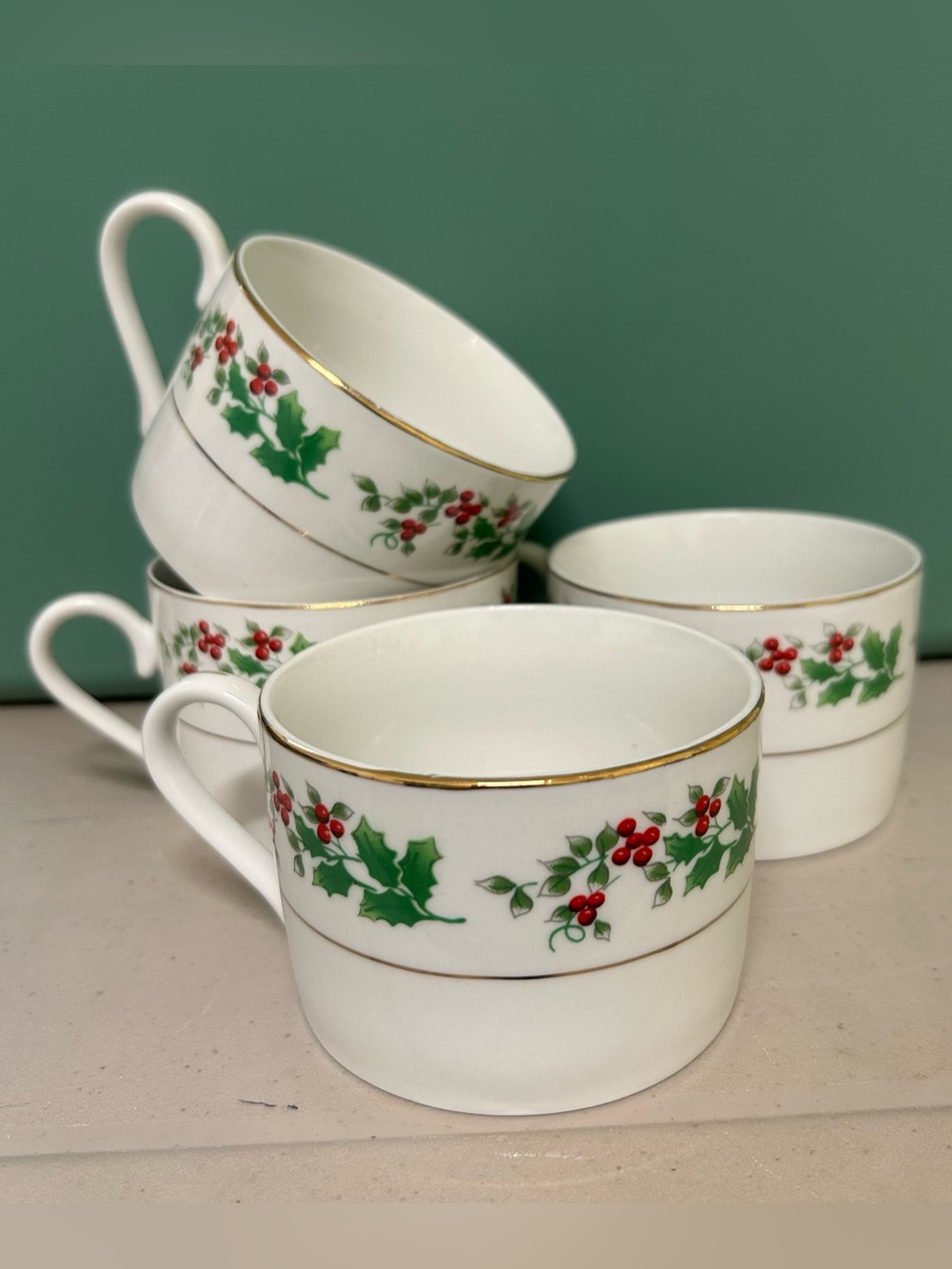 Vintage Gibson Housewares Christmas Charm Holly & Berries Coffee Cup Lot of 4